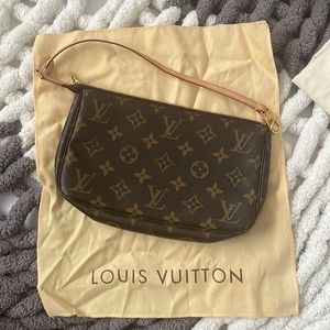Mint condition Monogram Pochette Louis Vuitton